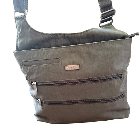 Baggallini Cross Body Bag Gray Sage Green Cheetah Light Slim Casual Travel - Picture 2 of 5